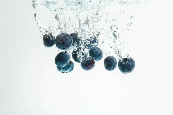 蓝莓在白色背景上落水 — 图库照片