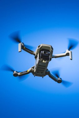 Graz, Avusturya - 29 Aralık 2019. Dji Mavic Mini insansız hava aracı dondurucu kış gününde donmuş gölün üzerinde uçuyor.