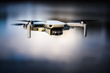 Graz, Avusturya - 29 Aralık 2019. Dji Mavic Mini insansız hava aracı dondurucu kış gününde donmuş gölün üzerinde uçuyor.