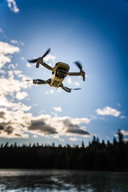 Graz, Avusturya - 29 Aralık 2019. Dji Mavic Mini insansız hava aracı dondurucu kış gününde donmuş gölün üzerinde uçuyor.