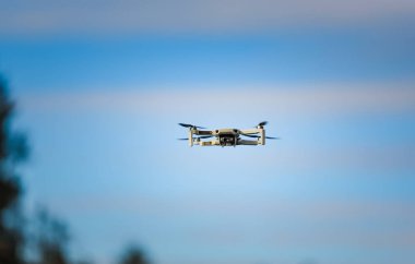 Graz, Avusturya - 29 Aralık 2019. Dji Mavic Mini insansız hava aracı dondurucu kış gününde donmuş gölün üzerinde uçuyor.