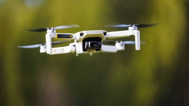 Graz, Avusturya - 29 Aralık 2019. Dji Mavic Mini insansız hava aracı dondurucu kış gününde donmuş gölün üzerinde uçuyor.