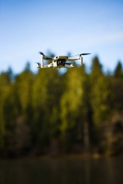 Graz, Avusturya - 29 Aralık 2019. Dji Mavic Mini insansız hava aracı dondurucu kış gününde donmuş gölün üzerinde uçuyor.