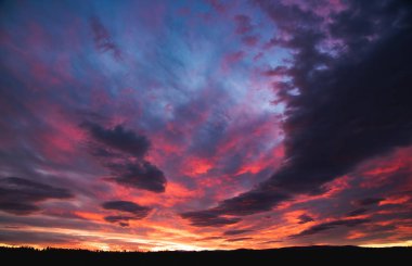 Avusturya 'daki Styrian topraklarında güzel dramatik bir gün batımı. Kırsalda renkli bir kış akşamı.
