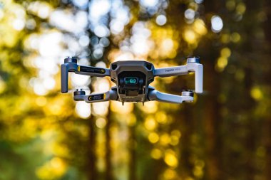 Graz, Avusturya: 02.01.2020 - Bir Dji Quadcopter Drone Mavic mini 249g 'un yakın plan çekimi. Hava aracı güneşli ormanda uçuyor..