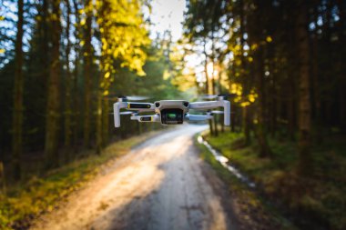 Graz, Avusturya: 02.01.2020 - Bir Dji Quadcopter Drone Mavic mini 249g 'un yakın plan çekimi. Hava aracı güneşli ormanda uçuyor..