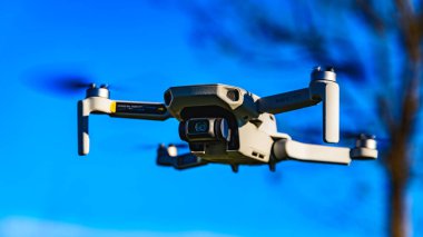 Graz, Avusturya: 02.01.2020 - Bir Dji Quadcopter Drone Mavic mini 249g 'un yakın plan çekimi. İHA mavi gökyüzü arka planında uçuyor.