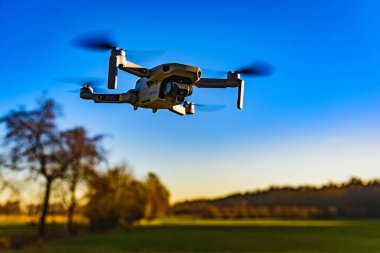 Graz, Avusturya: 02.01.2020 - Bir Dji Quadcopter Drone Mavic mini 249g 'un yakın plan çekimi. İHA mavi gökyüzü arka planında uçuyor.