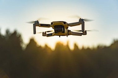 Graz, Avusturya: 02.01.2020 - Bir Dji Quadcopter Drone Mavic mini 249g 'un yakın plan çekimi. İnsansız hava aracı arka planda uçuyor.