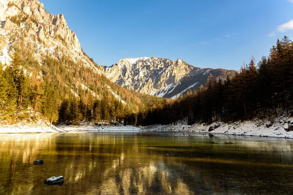 Vista pacífica de la montaña con famoso lago verde en Austria Estiria. Destino turístico lago Gruner Ver en invierno . — Foto de Stock