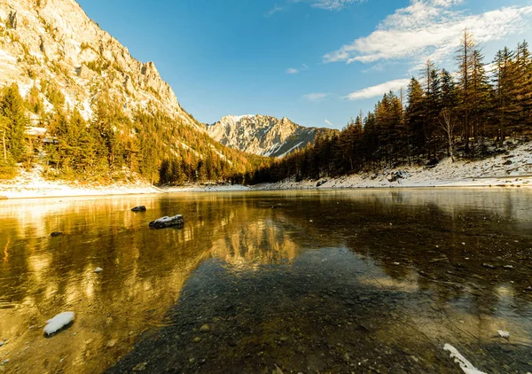 Vista pacífica de la montaña con famoso lago verde en Austria Estiria. Destino turístico lago Gruner Ver en invierno . — Foto de Stock