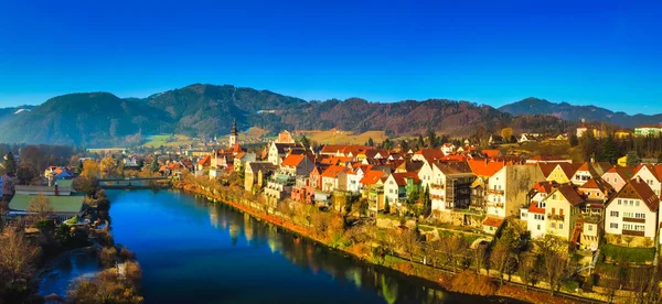 Avusturya 'nın Styria kentindeki Mur nehrinin yukarısındaki Frohnleiten hava manzaralı küçük bir kasaba. Meşhur seyahat yeri. — Stok fotoğraf
