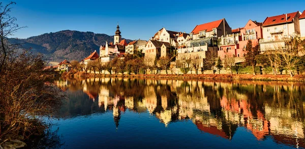 Frohnleiten panorama pequeña ciudad sobre el río Mur en Estiria, Austria. Famoso destino de viaje . —  Fotos de Stock