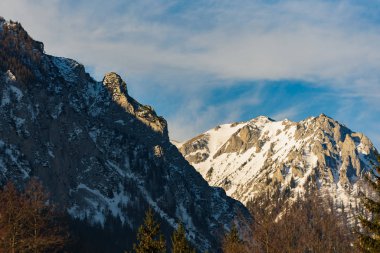 Avusturya 'daki Hochschwab dağlarının huzurlu manzarası Tragos, Oberort Styria. Turizm merkezi Gruner Gölü Kışın görüşürüz.