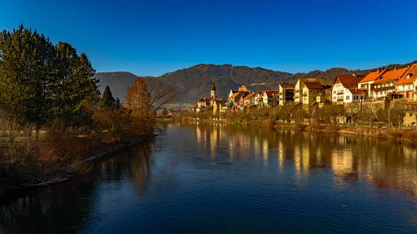 Frohnleiten panorama malé město nad řekou Mur ve Štýrsku, Rakousko. Slavný cíl cesty. — Stock fotografie