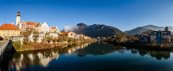 Avusturya 'nın Styria kentindeki Mur nehrinin yukarısındaki Frohnleiten panorama kasabası. Meşhur seyahat yeri. — Stok fotoğraf