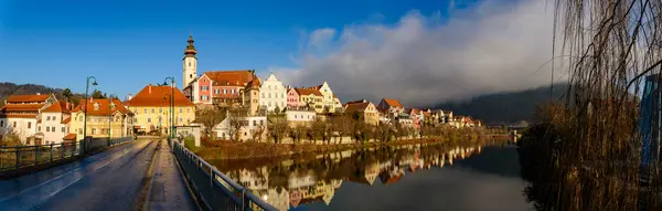 Avusturya 'nın Styria kentindeki Mur nehrinin yukarısındaki Frohnleiten panorama kasabası. Meşhur seyahat yeri. — Stok fotoğraf