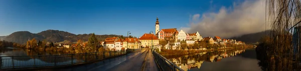 Avusturya 'nın Styria kentindeki Mur nehrinin yukarısındaki Frohnleiten panorama kasabası. Meşhur seyahat yeri. — Stok fotoğraf