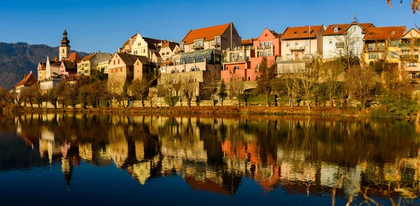 Frohnleiten panorama pequeño pueblo sobre el río Mur en Estiria, Austria. Famoso destino de viaje . —  Fotos de Stock