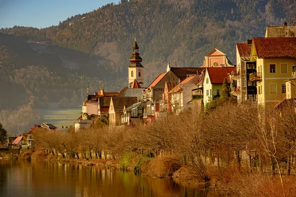 Frohnleiten pequeña ciudad sobre el río Mur en Estiria, Austria. Famoso destino de viaje . —  Fotos de Stock