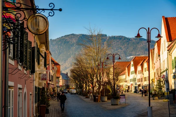 Frohnleiten kisváros a Mur folyó felett, Stájerországban, Ausztriában. Híres úti cél. — Stock Fotó