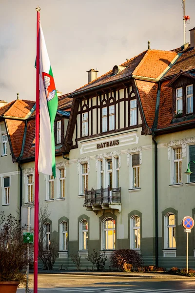 Radnice ve městě Frohnleiten nad řekou Mur ve Štýrsku, Rakousko. Slavný cíl cesty. — Stock fotografie