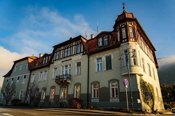 Városháza Frohnleiten kisvárosában a Mur folyó felett, Stájerországban, Ausztriában. Híres úti cél. — Stock Fotó