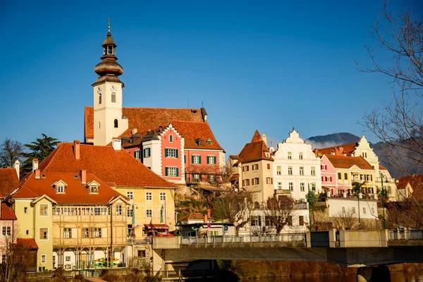 Frohnleiten kisváros a Mur folyó felett, Stájerországban, Ausztriában. Híres úti cél. — Stock Fotó