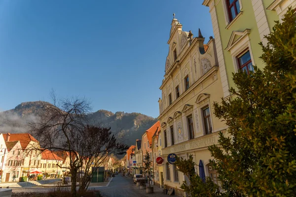 Frohnleiten kisváros a Mur folyó felett, Stájerországban, Ausztriában. Híres úti cél. — Stock Fotó