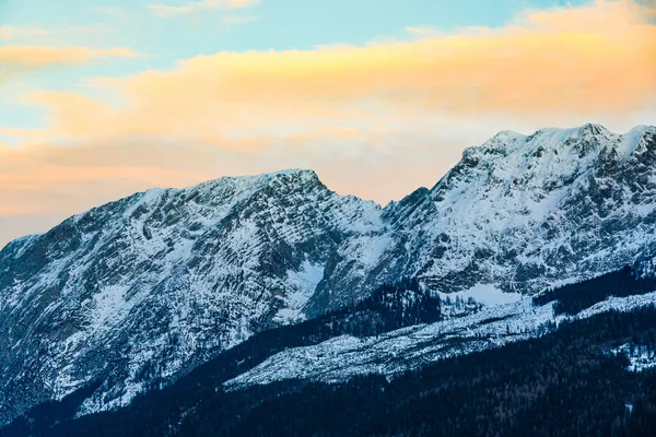 Montañas Grimming, Schartenspitze y Steinfeldspitze en un soleado día de invierno en Bad Mitterndorf en Estiria, Austria — Foto de Stock