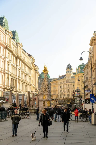 Az emberek sétálnak Graben St., régi város főutcája Bécs, Au — Stock Fotó