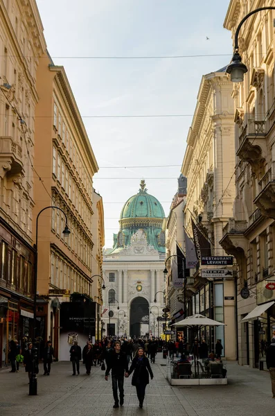Lidé procházky v Graben St., staré město hlavní ulici ve Vídni, Au — Stock fotografie