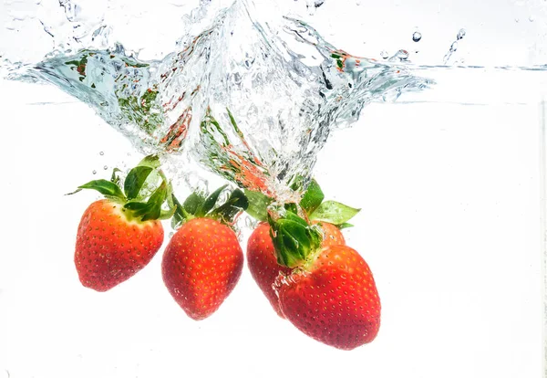 Полуниця Потрапляє Воду Викликаючи Бульбашки Навколо Неї Концепція Здорової Їжі — стокове фото