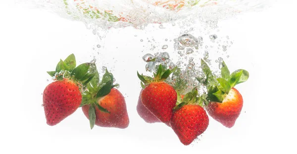 Полуниця Потрапляє Воду Викликаючи Бульбашки Навколо Неї Концепція Здорової Їжі — стокове фото