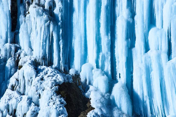 Grandes Icicles Pendurados Penhasco Margem Rio Fundo Cor Azul — Fotografia de Stock