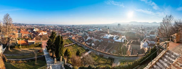 Graz City Şehir Rooftops Mur Nehir Şehir Merkezi Schlossberg Tepesi — Stok fotoğraf