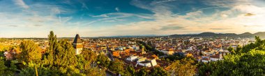 Ünlü binalarıyla Graz şehrinin panoramik manzarası. Nehir sesi, saat kulesi, sanat müzesi, belediye binası. Avusturya 'nın ünlü turizm beldesi
