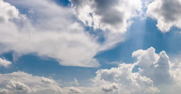 Wolken Nahsicht Auf Einen Flauschigen Kumulus Vor Dem Sturm Hintergrund — Stockfoto