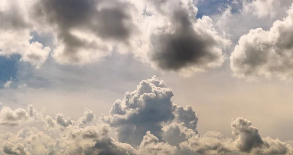 Wolken Nahsicht Auf Einen Flauschigen Kumulus Vor Dem Sturm Hintergrund — Stockfoto