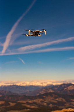 Graz, Avusturya - 29 Aralık 2019. Dji Mavic Mini İHA 'sı Alp dağlarının tepesinde kırsalda uçuyor. İHA uçuyor.