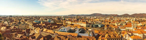 Ünlü Binalarıyla Graz Şehrinin Panoramik Manzarası Sanat Müzesi Belediye Binası — Stok fotoğraf