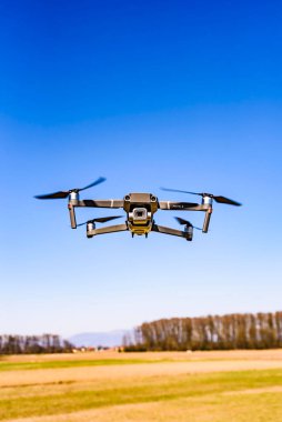 Graz, Avusturya 15.03.2020 - Hasselblad kameralı DJI Drone Mavic 2 Pro kırsal alanda uçuyor. Boşluğu kopyala
