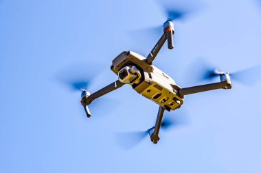 Graz, Avusturya 15.03.2020 - Hasselblad kameralı DJI Drone Mavic 2 Pro mavi gökyüzüne doğru uçuyor. Boşluğu kopyala