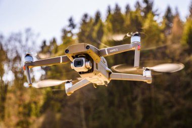 Graz, Avusturya 15.03.2020 - Hasselblad kameralı DJI Drone Mavic 2 Pro kırsal alanda uçuyor. Boşluğu kopyala