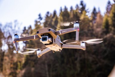 Graz, Avusturya 15.03.2020 - Hasselblad kameralı DJI Drone Mavic 2 Pro kırsal alanda uçuyor. Boşluğu kopyala