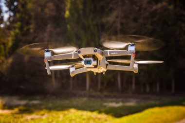 Graz, Avusturya 15.03.2020 - Hasselblad kameralı DJI Drone Mavic 2 Pro kırsal alanda uçuyor. Boşluğu kopyala