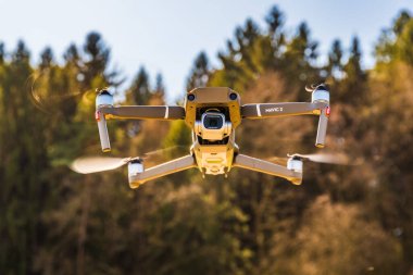 Graz, Avusturya 15.03.2020 - Hasselblad kameralı DJI Drone Mavic 2 Pro kırsal alanda uçuyor. Boşluğu kopyala