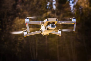 Graz, Avusturya 15.03.2020 - Hasselblad kameralı DJI Drone Mavic 2 Pro kırsal alanda uçuyor. Boşluğu kopyala