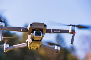 Graz, Avusturya 15.03.2020 - DJI Drone Mavic 2 Pro yakın çekim Hasselblad kamerasıyla mavi gökyüzüne doğru uçuyor. Boşluğu kopyala