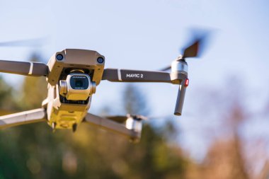 Graz, Avusturya 15.03.2020 - DJI Drone Mavic 2 Pro yakın çekim Hasselblad kamerasıyla mavi gökyüzüne doğru uçuyor. Boşluğu kopyala